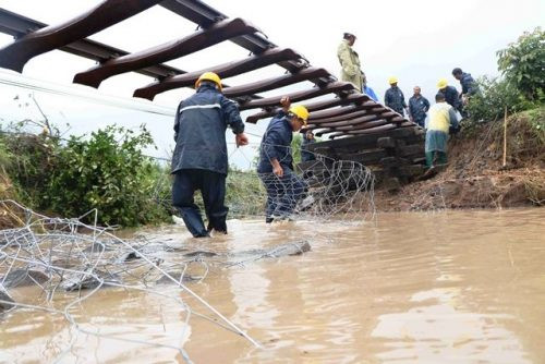 Trôi nền đường ray, đường sắt Bắc – Nam tê liệt vì mưa lớn