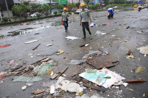 TPHCM: Nhiều nơi vẫn ngập sâu, rác, nhánh cây gãy la liệt