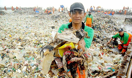 Indonesia: Người dân trên Quần đảo Thousand vật lộn với “trận sóng rác”