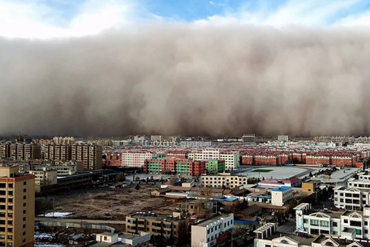 Bức tường cát cao 100 mét nuốt chửng thành phố Trung Quốc sau 5 phút