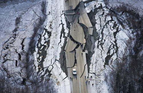 Mỹ: Động đất mạnh 7 độ richter khiến đường cao tốc gãy gập vụn vỡ