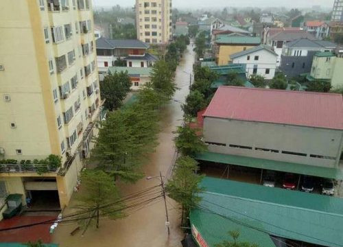 Nghệ An: Mưa lớn gây ngập lụt nhiều tuyến đường ở thành phố Vinh