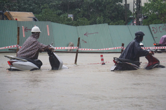 Mưa lớn khiến nhiều tuyến đường tại Đà Nẵng bị ngập úng