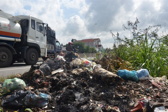 Quảng Ngãi: Dân khiếp đảm sống giữa những đống rác bốc mùi
