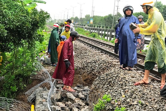 Đường sắt Bắc – Nam đoạn qua Đà Nẵng tê liệt vì mưa lớn