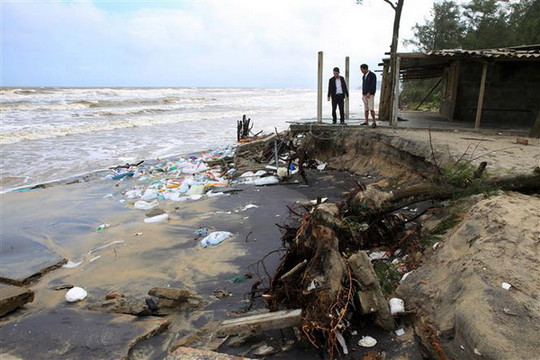 Thừa Thiên-Huế: Mưa lớn gây sạt lở nghiêm trọng tại bờ biển xã Vinh Hải