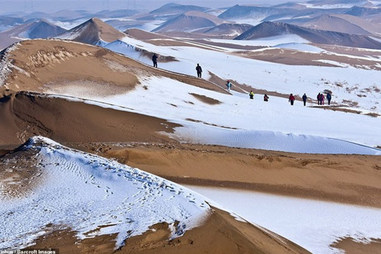 Trung Quốc: Sa mạc  Badain Jaran lạnh âm 25º C, có tuyết phủ