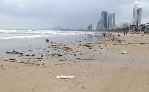 Đà Nẵng: Sau mưa biển tràn ngập rác thải, hơn 3 km bờ biển sạt lở nặng