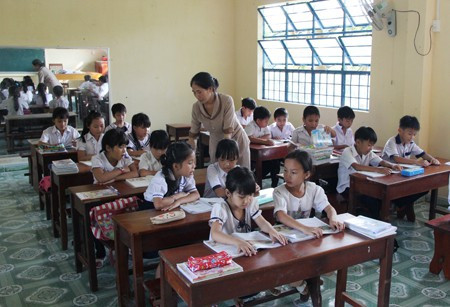 Đà Nẵng: Học sinh  đi học trở lại sau mưa lũ