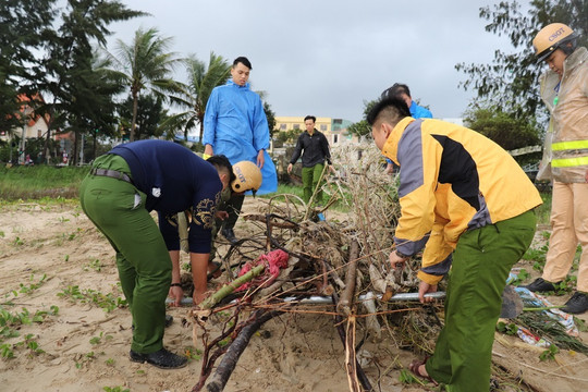 Đà Nẵng: Vệ sinh hơn 11km bờ biển sau mưa lũ