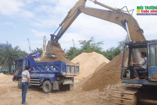 TP. HCM: Người dân “kêu trời” vì bãi cát 79 Phạm Hữu Lầu gây ô nhiễm môi trường, làm nứt nhà dân