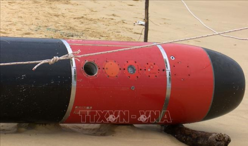 Phú Yên: Đưa một quả ngư lôi dài 7m vào bờ an toàn
