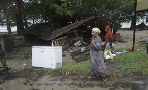 Indonesia: Số người thiệt mạng tăng lên 64 người, cảnh báo sóng cao có khả năng tiếp diễn