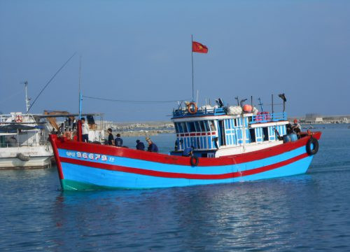 Đưa toàn bộ 8 thuyền viên và tàu ĐNa 90946 TS về đến Đà Nẵng an toàn