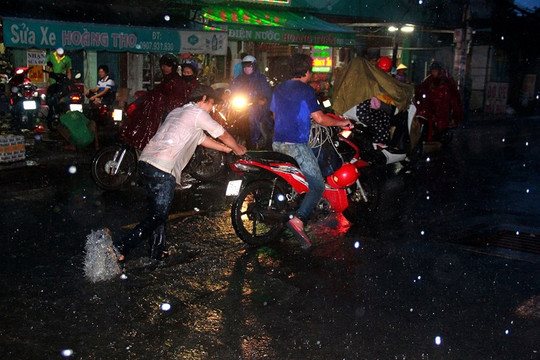 Sài Gòn lại ngập do triều cường kết hợp mưa lớn