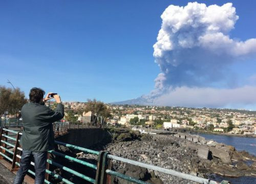 Ý: Núi lửa Etna phun trào, sân bay Catania tạm đóng cửa