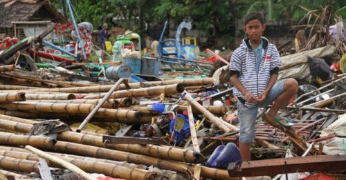 Indonesia: Số người chết do sóng thần tăng lên gần 400