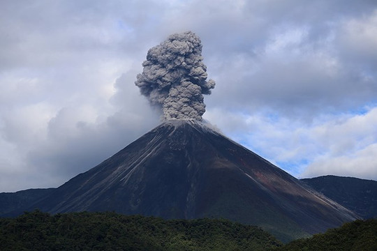 Ecuador: Núi lửa Reventador phun trào cột tro bụi cao hơn 500m