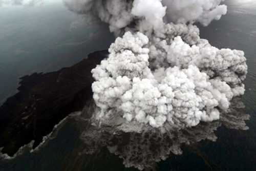 Indonesia: Cảnh báo miệng núi lửa có thể đổ sụp, gây sóng thần lớn tiếp theo