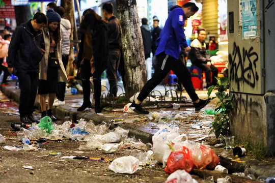 Hà Nội, Tp. Hồ Chí Minh ngập rác trong đêm đón năm mới 2019