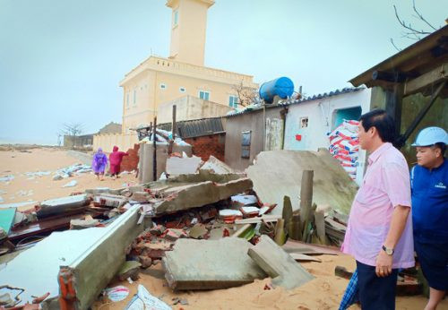 Phú Yên: 3 ngôi nhà bị sập do triều cường