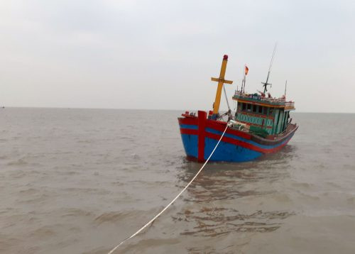 Cứu nạn thành công tàu cá CM 92123 TS bị hỏng máy trên đường tránh bão số 1