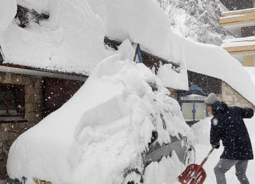 Đức, Áo: Tuyết rơi dày khiến nhiều tuyến giao thông đường bộ và xe lửa nguy cơ lở tuyết.