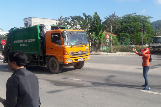 Người dân chặn xe chở rác vào bãi rác duy nhất ở Đà Nẵng