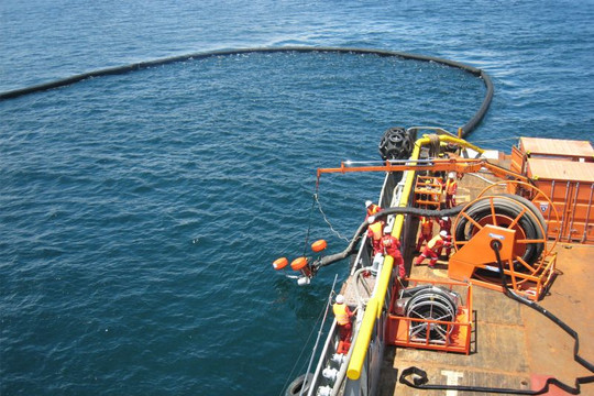 Quy trình khắc phục hậu quả sự cố tràn dầu trên biển