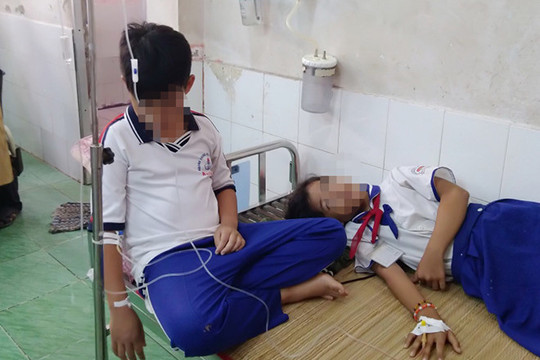 Cà Mau: 45 học sinh nhập viện sau khi súc miệng ​Fluor ngừa sâu răng