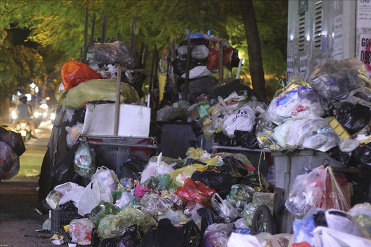 Hà Nội rác ngập đường vì dân chặn xe vào bãi rác Nam Sơn