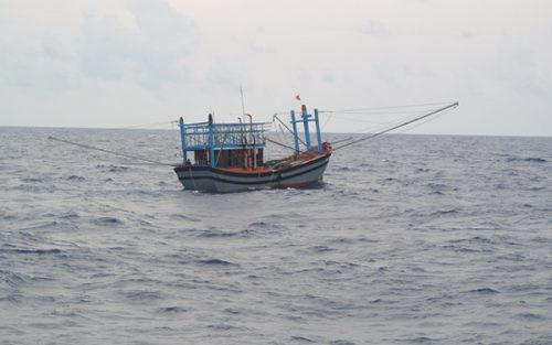 Bình Thuận: Cứu sống 8 ngư dân trên tàu cá BTh 99323 TS