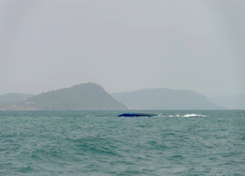 Phú Quốc: Sà lan chở gạch bị lật trên biển, 1 thuyền viên mất tích