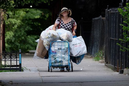 Mỹ: Nữ triệu phú có sở thích đi nhặt rác mỗi ngày