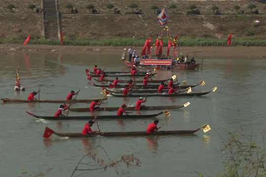 Kon Tum: Sôi động giải đua thuyền độc mộc trên sông Đăk Bla