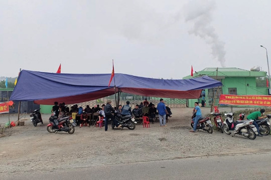 Hà Tĩnh: Người dân lại dựng rạp chặn cổng nhà máy xử lý rác thải vì quá ô nhiễm