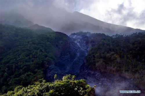 Sơ tán hơn 1.000 người dân sinh sống gần núi lửa Karangetang tại Indonesia