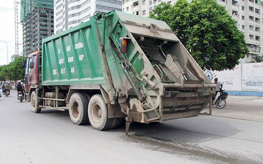 Hà Nội: Sẽ xử lý nghiêm xe chở rác gây rơi vãi, rò rỉ nước
