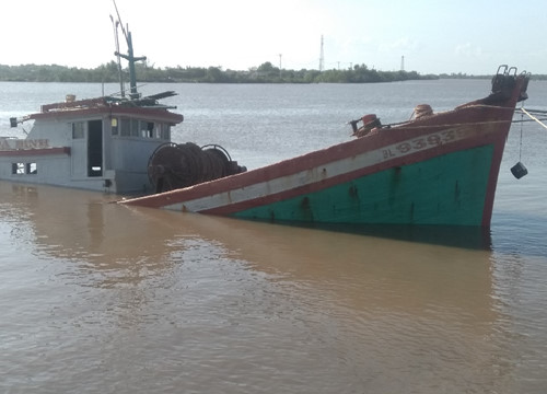 Cứu nạn thành công tàu cá BL 93939 TS bị chìm trên sông Gành Hào