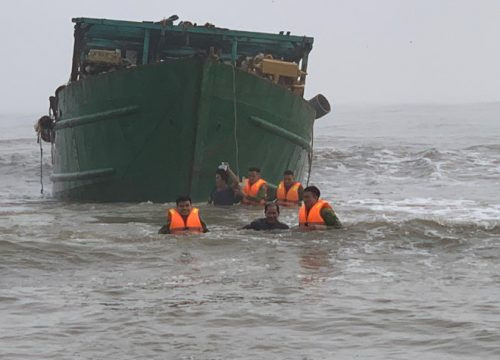 Thừa Thiên Huế: Cứu nạn thành công 4 thuyền viên và tàu KG-49799