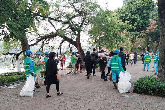 Tiền Giang: Bãi rác lớn có nguy cơ bị sóng cuốn trôi ra biển