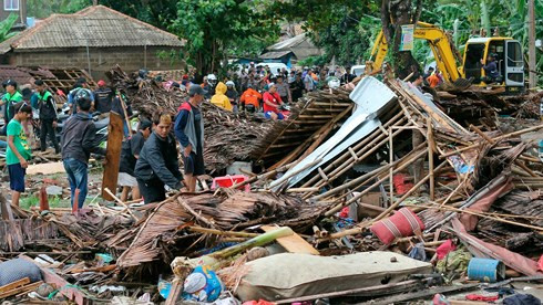 Indonesia: Động đất liên tiếp khiến hàng trăm tòa nhà bị hư hại