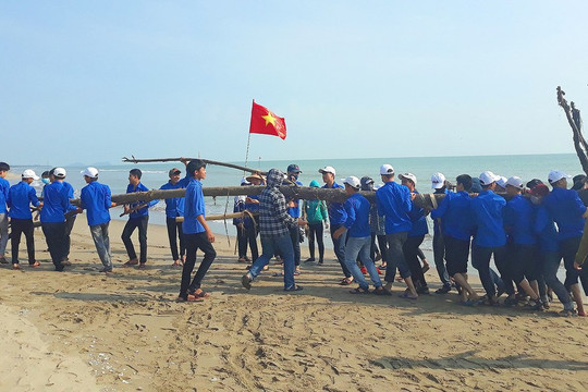 Hà Tĩnh: Đoàn viên thanh niên ra quân vệ sinh môi trường