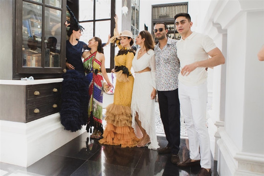 Cận cảnh dàn người mẫu Ý đón khách đến dự đám cưới tỷ phú Ấn Độ tại JW Marriott Phu Quoc Emerald Bay