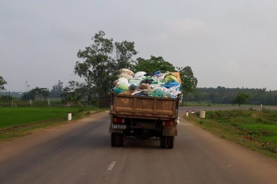 Quảng Trị: Bức xúc vì ô nhiễm, dân dựng lều ngăn xe đổ rác
