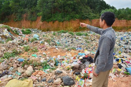 Bãi rác gây ô nhiễm ở Quảng Trị – Bài 2: Cơ quan chức năng “đá bóng trách nhiệm”