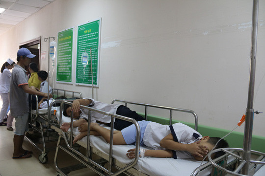 38 học sinh tiểu học được đưa đến bệnh viện cấp cứu khẩn cấp sau khi ăn bánh kem, uống trà sữa tại lớp