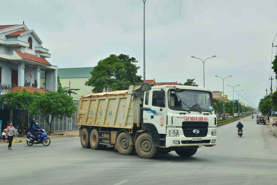 Quảng Bình: Xe trọng tải lớn “cày xới” con đường liên thôn, dân bức xúc