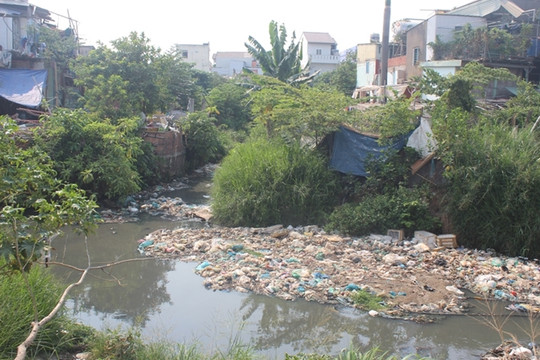 Người dân Biên Hòa bức xúc do suối Linh bị ô nhiễm