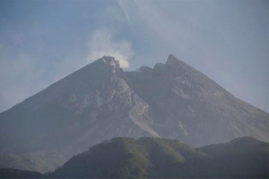 Indonesia: Núi lửa Merapi hoạt động mạnh và phun trào đám mây nóng cao trên 1.200m